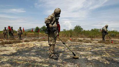 Un grupo de soldados, durante las tareas de detecci&oacute;n del agente naranja en Danang.