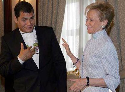 El presidente de Ecuador, Rafael Correa, con María Teresa Fernández de la Vega en Quito.