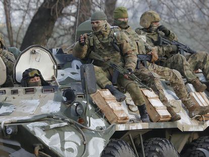 Soldados rusos, el viernes, en un blindado por una carretera cerca de la frontera con Ucrania en la región de Belgorod, Rusia.
