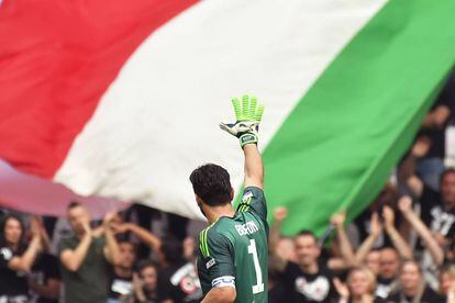 Buffon saluda la hinchada de la Juve en su último partido de bianconero.