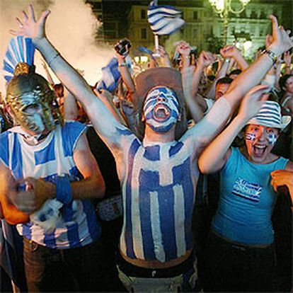 En la plaza Omonia de Atenas muchos jóvenes llevaban pintados los colores nacionales.