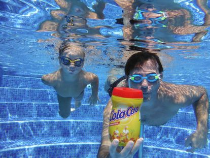 Campaña publicitaria de Cola Cao en una piscina