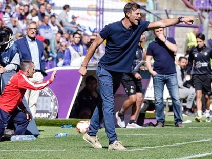 Leo Franco da instrucciones a los jugadores del Huesca durante el partido ante el Valladolid, antes de ser cesado de su cargo.