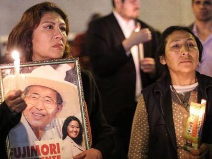 Partidarios de Alberto Fujimori, este miércoles en Lima (Perú). 