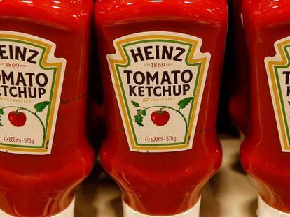 Botes de tomate ketchup Heinz.