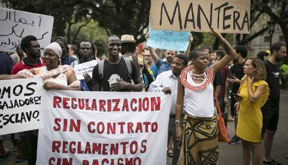 El sindicato de manteros durante la concentración de esta mañana