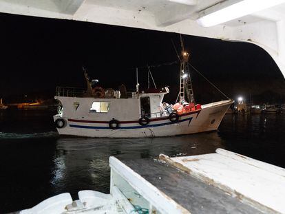 Un barco de pesca sale de madrugada desde Conil de la Frontera (Cádiz) rumbo a los caladeros de Marruecos, el pasado mes de mayo.