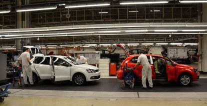 Sala de montaje de la factoría de Volskwagen (Navarra).