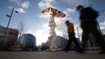 'El árbol de la vida', monumento en memoria a los sanitarios durante la pandemia de covid-19, en el distrito madrileño de Chamberí.