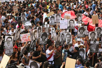 Protesta en Lima contra el indulto a Fujimori con fotografías de las víctimas de los crímenes por los que fue condenado.