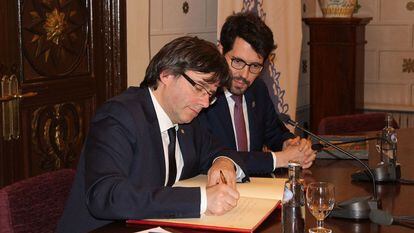 Puigdemont, en una visita a La Seu junto a su alcalde, Albert Batalla.