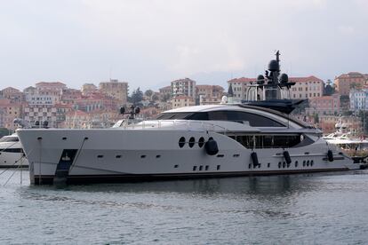 Una vista del yate "Lady M", propiedad del oligarca ruso Alexei Mordashov, atracado en el puerto de Imperia, Italia, este sábado.