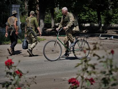 Militares en las calles de Chasiv Yar, localidad a las puertas de Bajmut, el jueves.