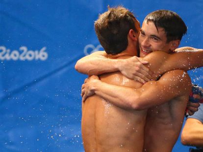 Goodfellow, de frente, se abraza a su compañero Tom Daley, tras lograr la medalla de bronce.