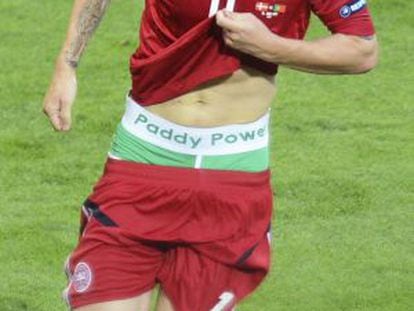 Bendtner enseña los calzoncillos tras marcar a Portugal.