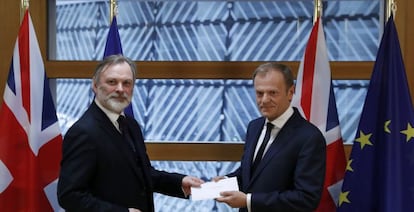 El embajador británico ante la UE, Tim Barrow, entrega la petición de salida de la UE al presidente del Consejo Europeo, Donald Tusk.