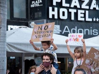 Dos niños con carteles, participan en una concentración feminista en la Plaza de la Candelaria en repulsa por "todos los feminicidios", a 11 de junio de 2021, en Santa Cruz de Tenerife