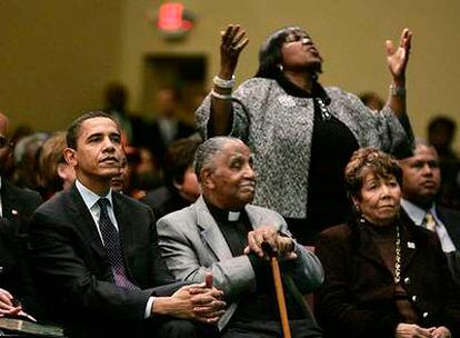 El aspirante demócrata Barack Obama, en un oficio religioso ayer en Macon, Georgia.