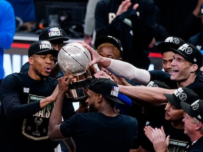 Los Bucks, con Antetokounmpo a la izquierda y Brook Lopez a la derecha, celebran el título de la Conferencia Este.