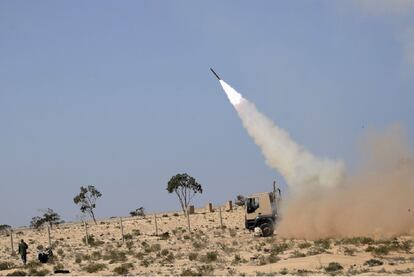 Rebeldes libios lanzan un misil contra las tropas del líder libio, Muamar el Gadafi, en la estratégica ciudad oriental de Ajdabiya (Libia), el 10 de abril de 2011.