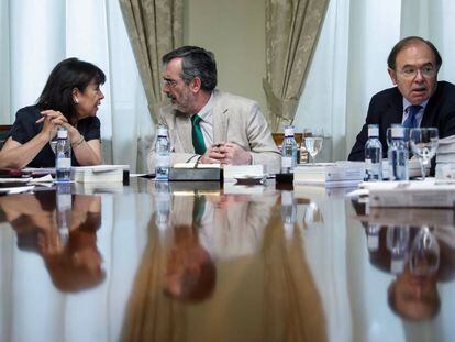 El presidente del Senado, Manuel Cruz, entre los vicepresidentes de la Mesa, Cristina Narbona y Pío García-Escudero.