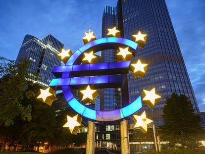 Símbolo del euro delante de la sede del Banco Central Europeo