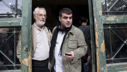 El periodista Kostas Vaxevanis (dcha.) y el presidente de la Asociación de la Prensa de Atenas, Dimitris Trimis, salen de los juzgados el pasado jueves.