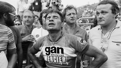 El ciclista francés Raymond Poulidor, agotado mientras llega tercero a la 20ª etapa del Tour de Francia de 1976.