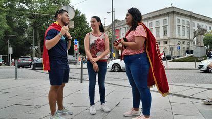 El boliviano Brandon Vargas y la mexicana Anahi López charlan en Oporto con Mónica Nogueira, que les acoge en su casa por la Jornada Mundial de la Juventud.