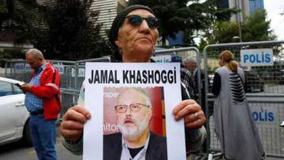Un activista sostiene una foto de Khashoggi.