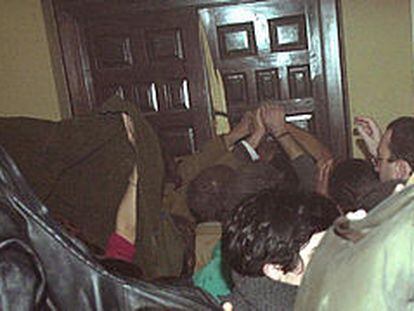 Un grupo de estudiantes de la Universidad de Sevilla intentaban acceder ayer a la zona del rectorado donde se ubica la sala de juntas.