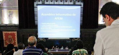 M&eacute;dicos en la asamblea de AFEM.