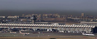 Vista de la contaminación sobre la T-4 del aeropuerto de Barajas, tomada el 6 de octubre por la mañana desde Paracuellos.