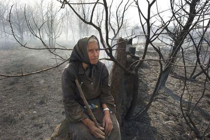 Una vecina de una aldea próxima a Allariz, en medio de la zona arrasada por el fuego.