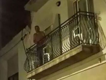 El agente logra arrancar olés y callar las cacerolas desde su balcón de un hotel de Calella