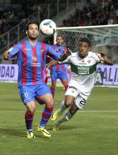 Rodrigues lucha un balón con Rubén García
