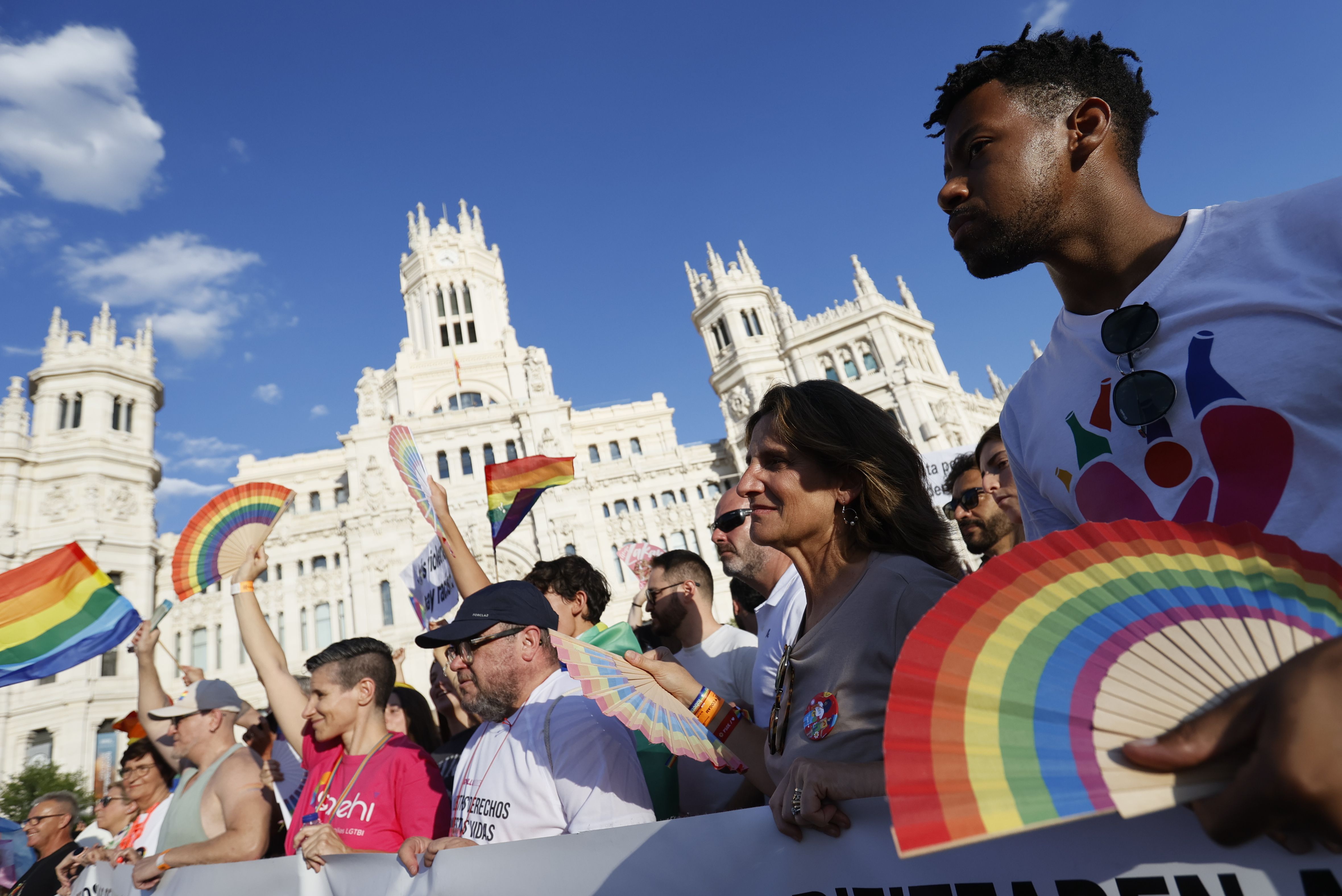 La vicepresidenta del Gobierno, Teresa Ribera, y el presidente de COGAM, Ronny de la Cruz, durante la marcha del orgullo este sábado en Madrid.