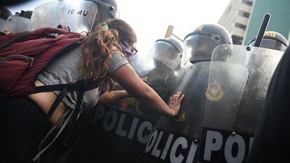 Protesta afuera de una estación de policía en Lima para exigir la liberación de los detenidos en la Universidad de San Marcos
