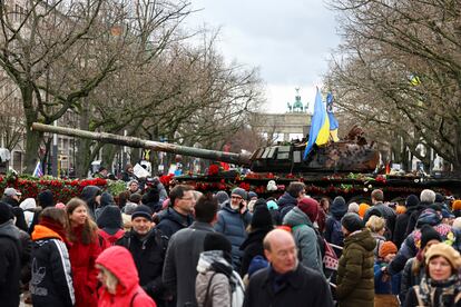 protestado "por la paz" de este sábado en Berlin junto a un tanque ruso T-72 detrozado frente a la embajada rusa en Berlin, en el boulevard Unter den Linden.