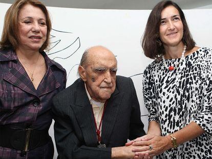 El arquitecto, acompañado por su esposa Vera Lúcia Cabreira (a la izquierda), y la ministra González-Sinde, (a la derecha).