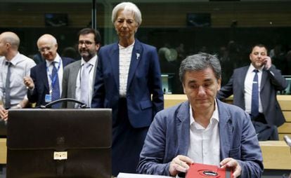 Tsakalotos, ministro de Finanzas griego, en primer t&eacute;rmino, y Lagarde, directora gerente del FMI, en el Eurogrupo de este domingo.