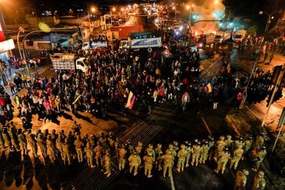 Policía y manifestantes durante las protestas contra el Gobierno de Guillermo Lasso este lunes en Quito, Ecuador.