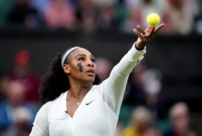Serena Williams en un partido contra Harmony Tan en el Campeonato de Wimbledon de 2022.