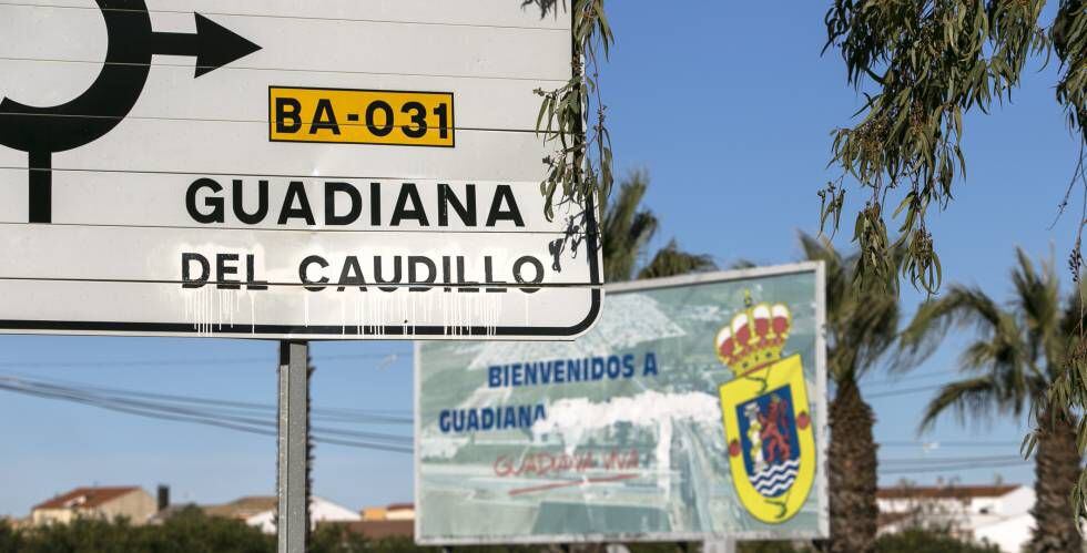 Un cartel de carretera marca la dirección a Guadiana del Caudillo. El Tribunal Superior de Justicia de Extremadura ratificó el pasado diciembre el cambio de denominación del municipio por el de Guadiana desestimando un recurso presentado por Vox.