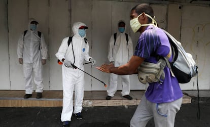 Trabajadores sanitarios desinfectan las calles de Caracas, Venezuela.