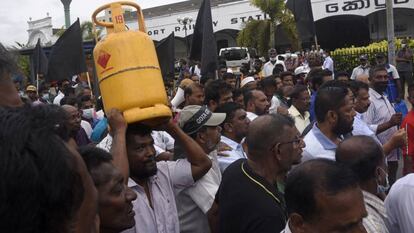 Un manifestante porta una bombona de gas en el transcurso de la protesta del pasado 30 de junio en Sri Lanka.
