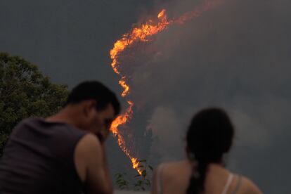 Las llamas atravesaban el viernes los montes de Quiroga y Pobra de Brollón (Lugo). "[Estamos] muy pendientes de la evolución de los incendios activos que han motivado el desalojo de varias localidades y afectado a zonas de gran riqueza natural", tuiteó la tarde del viernes el presidente del Gobierno, Pedro Sánchez.