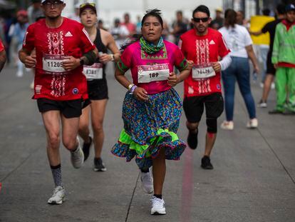 Lorena Ramírez, corredora rarámuri, vuelve a la pista en el Maratón de Ciudad de México 2022. 