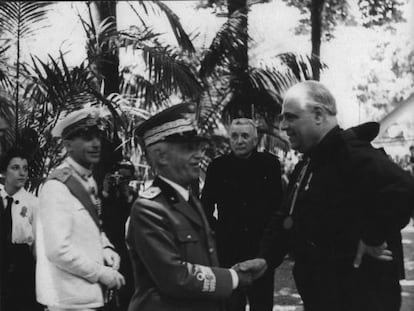 Eugeni d'Ors saluda el rei Víctor Manuel III, durant la Biennal de Venècia, el 1938.