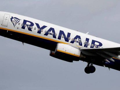 Un avión de Ryanair despega del aeropuerto de Manchester.